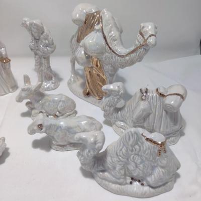 BEAUTIFUL VINTAGE 13 PC CERAMIC MOTHER OF PEARL NATIVITY SET