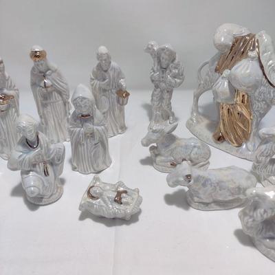 BEAUTIFUL VINTAGE 13 PC CERAMIC MOTHER OF PEARL NATIVITY SET