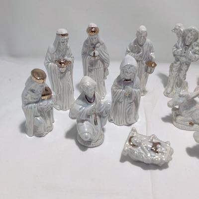 BEAUTIFUL VINTAGE 13 PC CERAMIC MOTHER OF PEARL NATIVITY SET