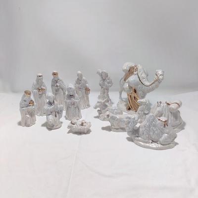BEAUTIFUL VINTAGE 13 PC CERAMIC MOTHER OF PEARL NATIVITY SET