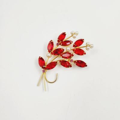 BEAUTIFUL VINTAGE RED STONE & GOLD TONED BROOCH