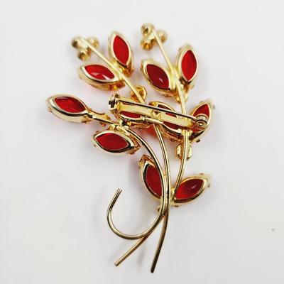 BEAUTIFUL VINTAGE RED STONE & GOLD TONED BROOCH