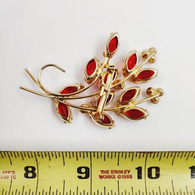 BEAUTIFUL VINTAGE RED STONE & GOLD TONED BROOCH