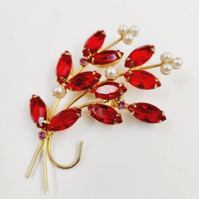 BEAUTIFUL VINTAGE RED STONE & GOLD TONED BROOCH