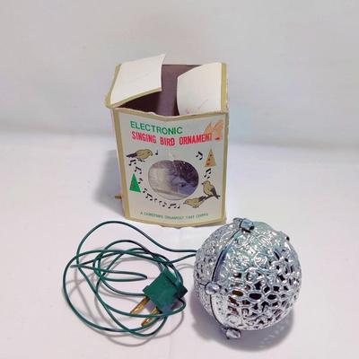 FABULOUS VINTAGE ELECTRONIC SINGING BIRD ORNAMENT
