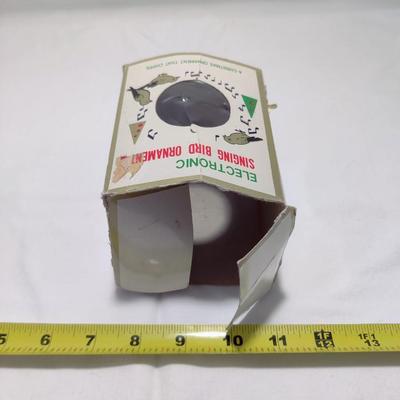 FABULOUS VINTAGE ELECTRONIC SINGING BIRD ORNAMENT