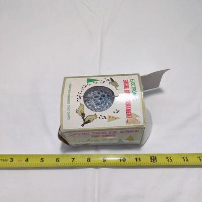 FABULOUS VINTAGE ELECTRONIC SINGING BIRD ORNAMENT