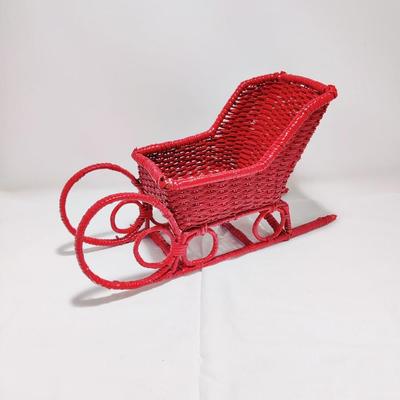 VINTAGE CHRISTMAS HOLIDAY RED WICKER DECORATIVE SLEIGH BASKET
