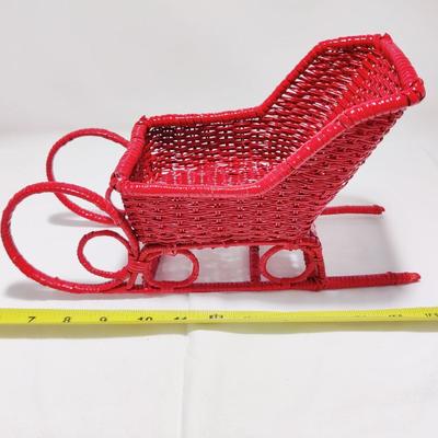 VINTAGE CHRISTMAS HOLIDAY RED WICKER DECORATIVE SLEIGH BASKET