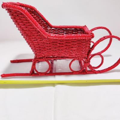 VINTAGE CHRISTMAS HOLIDAY RED WICKER DECORATIVE SLEIGH BASKET