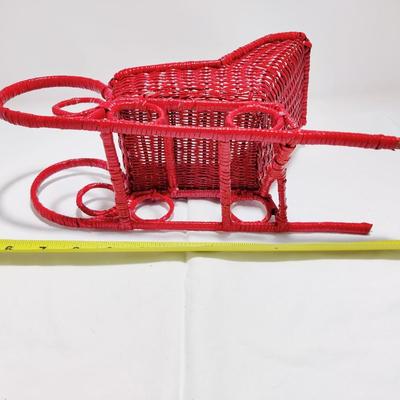 VINTAGE CHRISTMAS HOLIDAY RED WICKER DECORATIVE SLEIGH BASKET