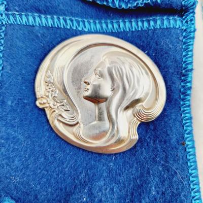 VINTAGE LUNT STERLING 1973 MOTHERS DAY MEDALLION PIN