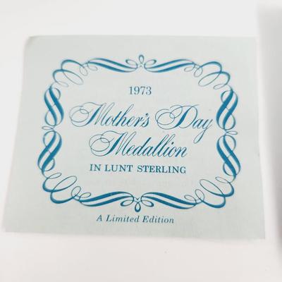 VINTAGE LUNT STERLING 1973 MOTHERS DAY MEDALLION PIN