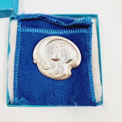 VINTAGE LUNT STERLING 1973 MOTHERS DAY MEDALLION PIN