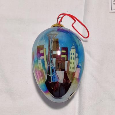 VINTAGE SMITH WESTERN CO. HAND PAINTED EGLOMISE SEATTLE EGG ORNAMENT