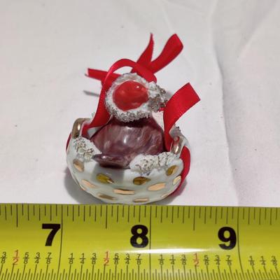 CHARMING VINTAGE DRESDEN ROBIN BASKET ORNAMENT MADE IN IRELAND