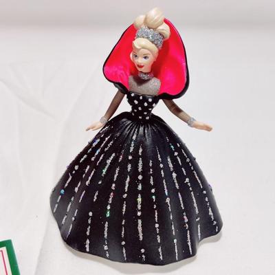 1998 HALLMARK KEEPSAKE HOLIDAY BARBIE COLLECTION SERIES ORNAMENT