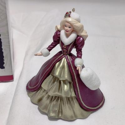 1996 HALLMARK KEEPSAKE HOLIDAY BARBIE COLLECTION SERIES ORNAMENT