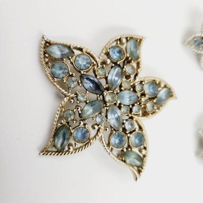 SARAH COVENTRY BLUE & SILVER TONED BROOCH & EARRING SET