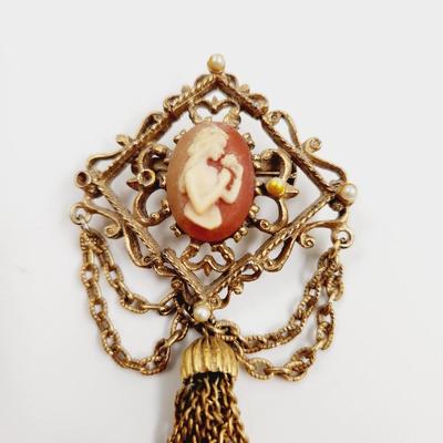 ANTIQUE GOLD TONED DECORATIVE CAMEO BROOCH