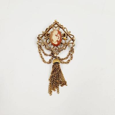 ANTIQUE GOLD TONED DECORATIVE CAMEO BROOCH