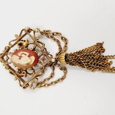 ANTIQUE GOLD TONED DECORATIVE CAMEO BROOCH