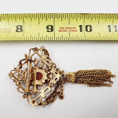 ANTIQUE GOLD TONED DECORATIVE CAMEO BROOCH
