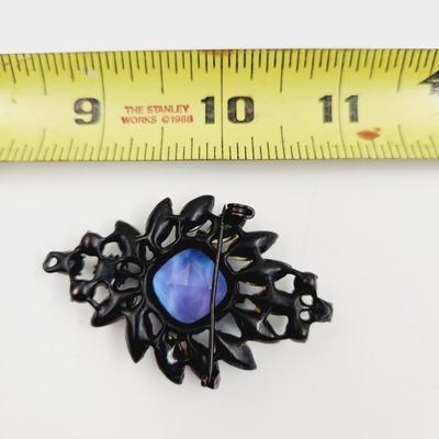 ABSOLUTELY STUNNING PEACOCK COLORED GLASS & METAL BROOCH