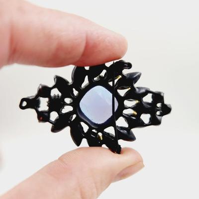 ABSOLUTELY STUNNING PEACOCK COLORED GLASS & METAL BROOCH
