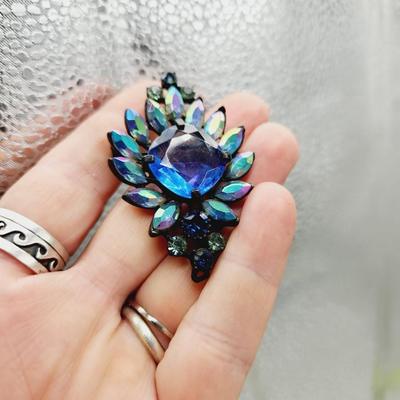 ABSOLUTELY STUNNING PEACOCK COLORED GLASS & METAL BROOCH