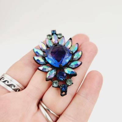 ABSOLUTELY STUNNING PEACOCK COLORED GLASS & METAL BROOCH