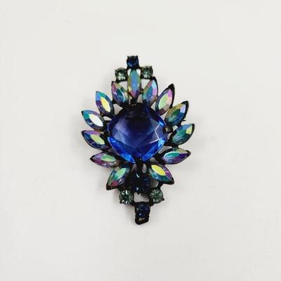 ABSOLUTELY STUNNING PEACOCK COLORED GLASS & METAL BROOCH