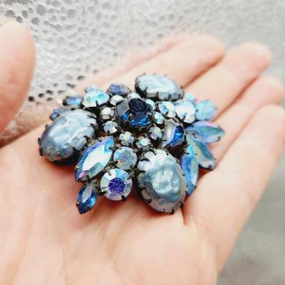 STUNNING BLUE TO PURPLE IRIDESCENT GLASS & METAL BROOCH