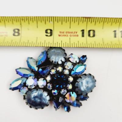 STUNNING BLUE TO PURPLE IRIDESCENT GLASS & METAL BROOCH
