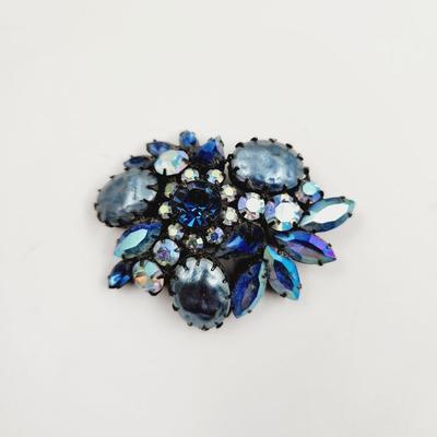 STUNNING BLUE TO PURPLE IRIDESCENT GLASS & METAL BROOCH