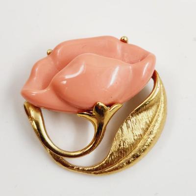 VINTAGE AVON LUCITE & CORAL GOLD TONED  BROOCH