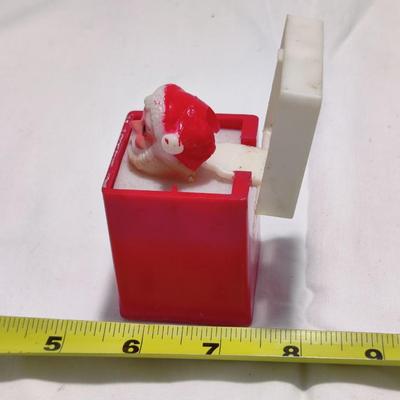 ADORABLE VINTAGE POP UP SANTA CLAUS IN CHIMNEY SQUEAK TOY