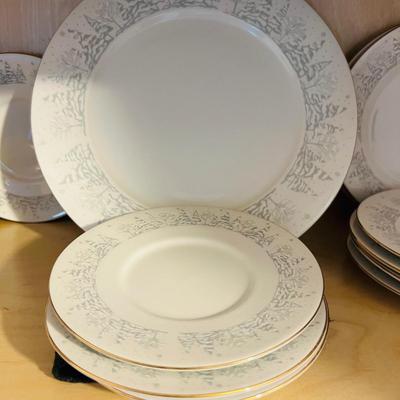 Lynnâ€™s Fine China Holiday Set for Eight (DR-SL)