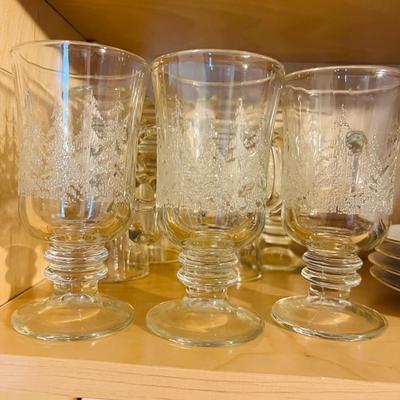 Lynnâ€™s Fine China Holiday Set for Eight (DR-SL)