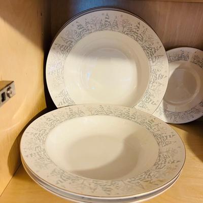 Lynnâ€™s Fine China Holiday Set for Eight (DR-SL)