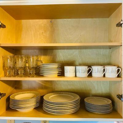 Lynnâ€™s Fine China Holiday Set for Eight (DR-SL)
