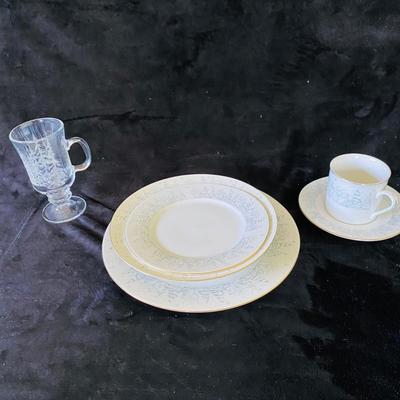 Lynnâ€™s Fine China Holiday Set for Eight (DR-SL)