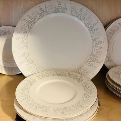 Lynnâ€™s Fine China Holiday Set for Eight (DR-SL)
