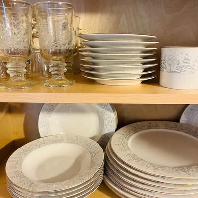 Lynnâ€™s Fine China Holiday Set for Eight (DR-SL)