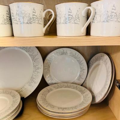 Lynnâ€™s Fine China Holiday Set for Eight (DR-SL)