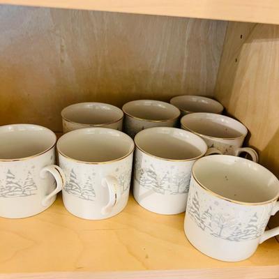 Lynnâ€™s Fine China Holiday Set for Eight (DR-SL)