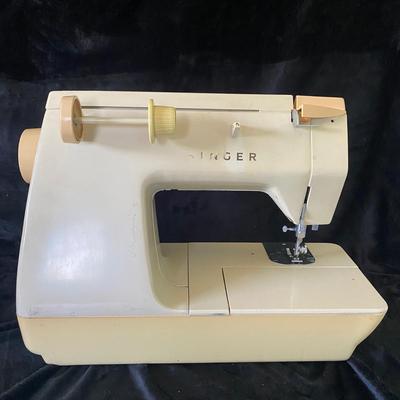 2010 Singer Sewing Machine  (CR-EJ)