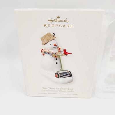 HALLMARK KEEPSAKE SNO TIME FOR SHOVELING ORNAMENT