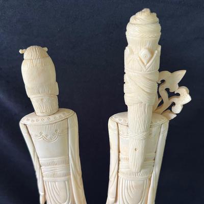 Two Chinese Statues  (BR1-EJ)