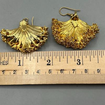 Vintage Gold Metal Hollywood Regency Fashion Jewelry Earrings